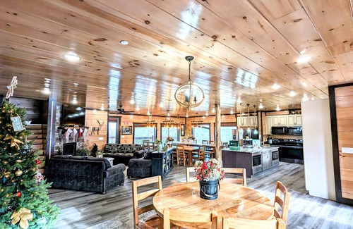 Sevierville Cabina | Chestnut Oak Lodge by OakRidgeStays: 12 Bedrooms, Sleeps 45, Theater, Pool