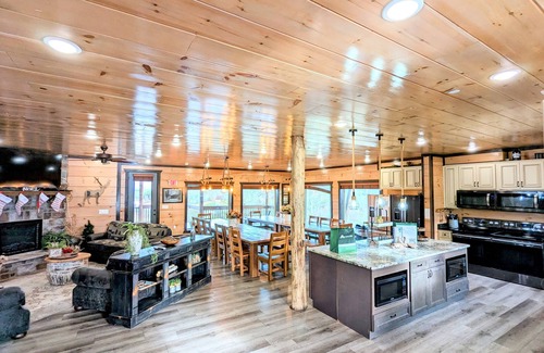 Sevierville Cabina | Chestnut Oak Lodge by OakRidgeStays: 12 Bedrooms, Sleeps 45, Theater, Pool
