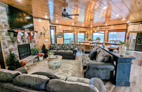 Sevierville Cabina | Chestnut Oak Lodge by OakRidgeStays: 12 Bedrooms, Sleeps 45, Theater, Pool