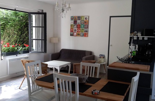 Cour-Cheverny Cabaña | CHEVERNY Gîte des Glycines 4 personas (2 habitaciones) con jardín cerrado