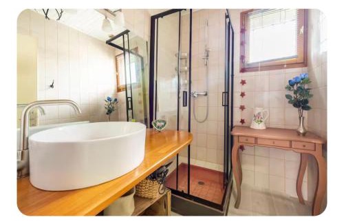 Varces-Allieres-et-Risset Casa | Chez Claire - Immense chambre, salle de bain indépendante réservée aux voyageurs, quartier calme, parking gratuit dans cour fermée