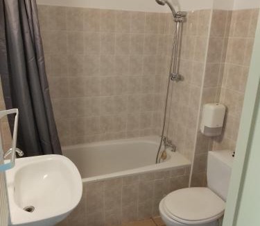 Pommevic Cama Y Desayuno | Chez Yves , 200 m du canal , 7 min de Golfech , parking privé et gratuit , rangement vélo fermés