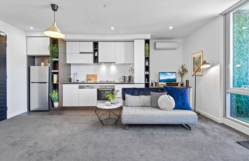 South Yarra Apartamento | Chic 1-Bed with Balcony Views and Amenities