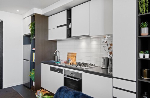 South Yarra Apartamento | Chic 1-Bed with Balcony Views and Amenities