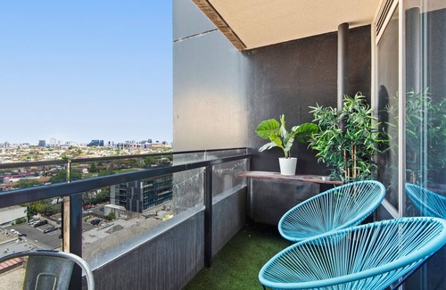 South Yarra Apartamento | Chic 1-Bed with Balcony Views and Amenities