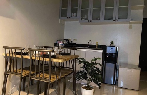 Paranaque Apartamento | Chic 1-bedroom apartment with AC, WiFi in Kassel residences moonwalk parañaque