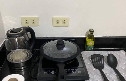 Paranaque Apartamento | Chic 1-bedroom apartment with AC, WiFi in Kassel residences moonwalk parañaque