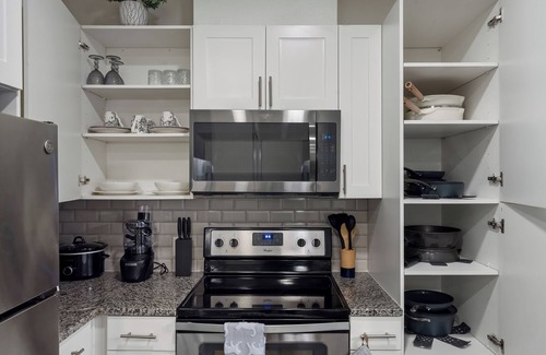 Addison Apartamento | Chic 1-bedroom apartment in lovely Addison with fitness room, WiFi