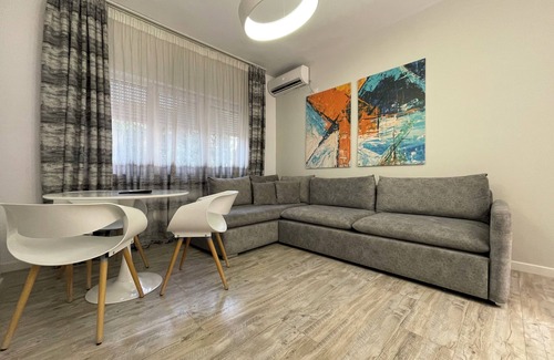 Tirana Apartamento | Chic 1-bedroom apartment with AC, WiFi in fabulous Tiranë