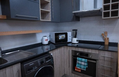 East Legon Apartamento | Chic 1-bedroom apartment with fitness room and AC in vibrant Accra
