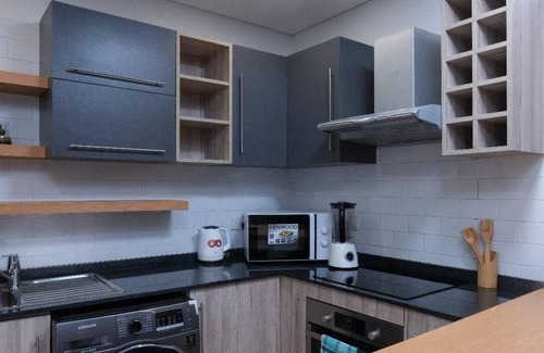 East Legon Apartamento | Chic 1-bedroom apartment with fitness room and AC in vibrant Accra
