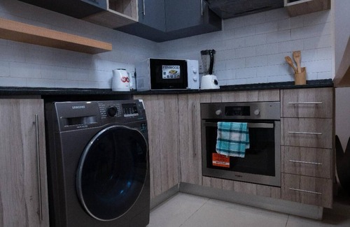 East Legon Apartamento | Chic 1-bedroom apartment with fitness room and AC in vibrant Accra