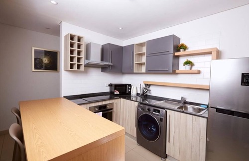 East Legon Apartamento | Chic 1-bedroom apartment in marvelous Accra with fitness room, AC