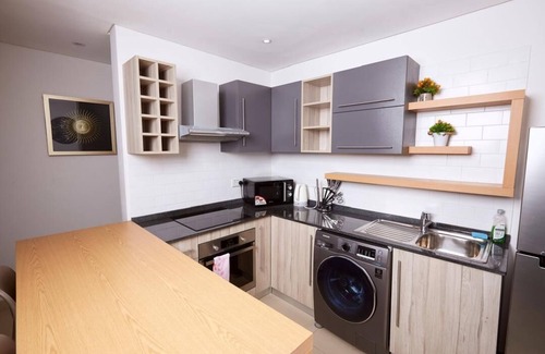 East Legon Apartamento | Chic 1-bedroom apartment in marvelous Accra with fitness room, AC