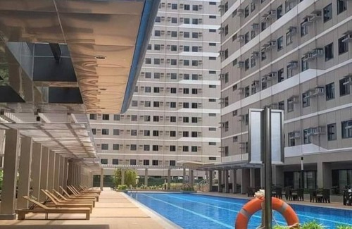 Dasmarinas Condominio | Chic 1-bedroom condo in brilliant Dasmariñas with fitness room, WiFi