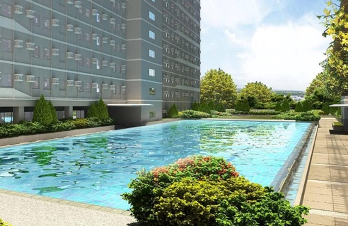 Dasmarinas Condominio | Chic 1-bedroom condo in brilliant Dasmariñas with fitness room, WiFi