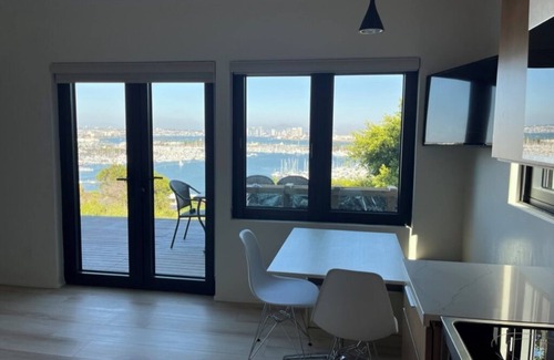 La Playa Apartamento | Chic 1-bedroom corporate apartment with amazing view. Walk to beach. Fast wifi