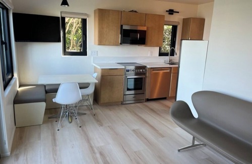 La Playa Apartamento | Chic 1-bedroom corporate apartment with amazing view. Walk to beach. Fast wifi