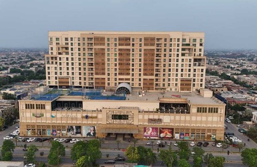 Gulberg Apartamento | Chic 1-bedroom Pent-House with WiFi, AC in Dha phase 4 Lahore