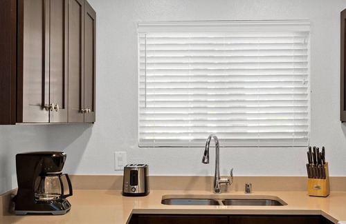 Las Vegas Complejo | Chic 1-bedroom resort with Pool & fitness room, Shuttle service to the Strip