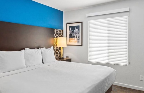 Las Vegas Complejo | Chic 1-bedroom resort with Pool & fitness room, Shuttle service to the Strip