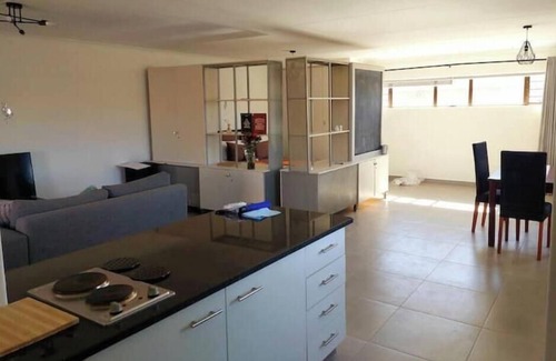 Houghton Estate Apartamento | Chic 1-bedroom with WiFi and fitness room in vibrant Johannesburg