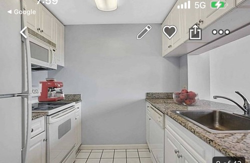 Snyder Square Apartamento | Chic 1-bedroom with fitness room and AC in fabulous Fort Lee