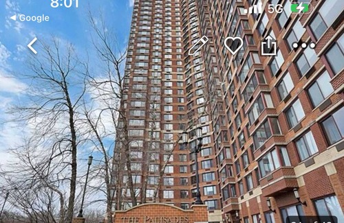 Snyder Square Apartamento | Chic 1-bedroom with fitness room and AC in fabulous Fort Lee