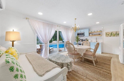 Biggar Apartamento | Chic 1 BR private poolside suite sleeps 4
