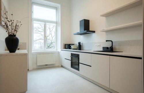 Neubau Apartamento | Chic 180m 3BR Apt near Parliament, Self Check-in