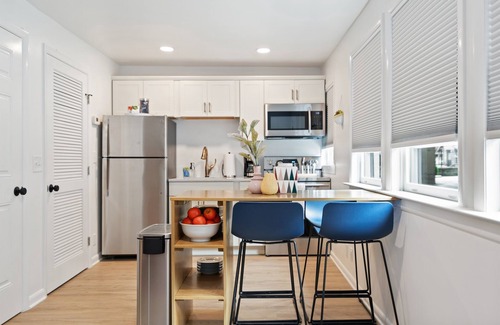 Hillsboro Village Casa | Chic 1920s Charmer Walkable to Belmont & Vanderbilt, Pet-Friendly