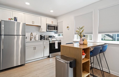 Hillsboro Village Casa | Chic 1920s Charmer Walkable to Belmont & Vanderbilt, Pet-Friendly