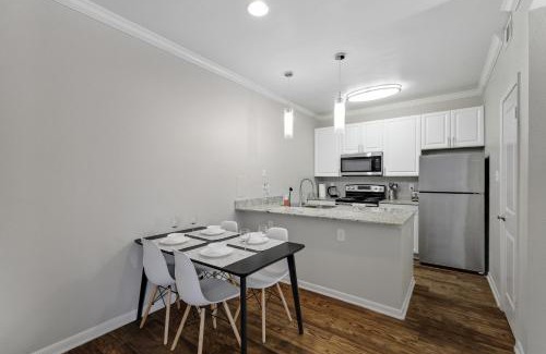 Plano Apartamento | Chic 1BD Retreat With Pool & Gym, Heart of Medical City Plano