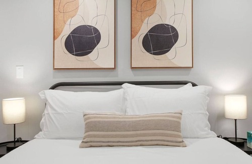 Lake View East Apartamento | Chic Chicago Getaway: 1BR with Modern Comforts