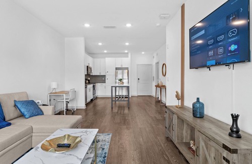 Arlington Apartamento | Chic 1BR Apt King Bed/Pool/Gym/Close 2 Beach