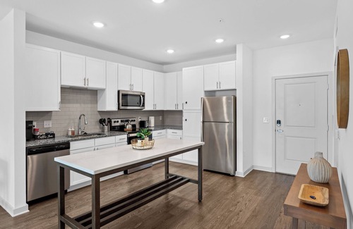 Arlington Apartamento | Chic 1BR Apt King Bed/Pool/Gym/Close 2 Beach
