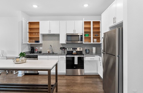 Arlington Apartamento | Chic 1BR Apt King Bed/Pool/Gym/Close 2 Beach