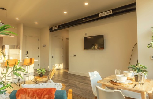 East Orange Apartamento | Chic 1BR Apt w/ WiFi + Parking, AC in lovely East Orange