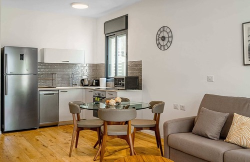 Tel Aviv Promenade Apartamento | Chic 1BR Ben Yehuda by Holiday Rentals SAFE ROOM