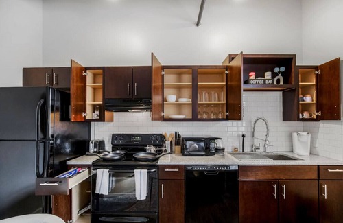Downtown Kansas City Apartamento | Chic 1BR Near Arrowhd & TMobile Parking, Rooftop