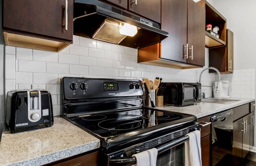 Downtown Kansas City Apartamento | Chic 1BR Near Arrowhd & TMobile Parking, Rooftop