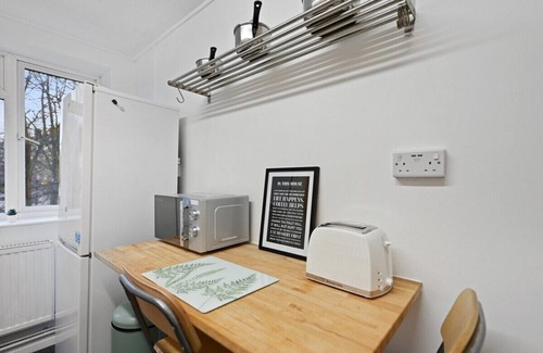 Brixton Apartamento | Chic 2-Bed Flat with Workspace, Balcony, Parking