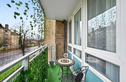 Brixton Apartamento | Chic 2-Bed Flat with Workspace, Balcony, Parking