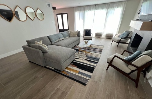 Historic Core Apartamento | Chic 2-Bedroom Apartment with Fitness Room and WiFi in Vibrant Los Angeles