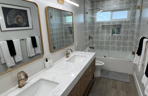 Historic Core Apartamento | Chic 2-Bedroom Apartment with Fitness Room and WiFi in Vibrant Los Angeles