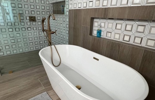 Historic Core Apartamento | Chic 2-Bedroom Apartment with Fitness Room and WiFi in Vibrant Los Angeles
