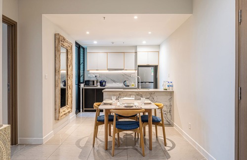 District 4 Apartamento | Chic 2-bedroom apartment with Pool & Gym in enchanting Saigon