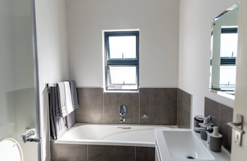 Gaborone Apartamento | Chic 2-bedroom apartment with AC, WiFi in central Gaborone