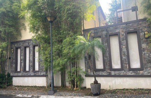 Bagong Lipunan Ng Crame Condominio | Chic 2-bedroom condo with WiFi, fitness room and Pool in vibrant Quezon City