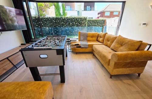 South Woodford Casa | Chic 2 Bedroom Modern Cave House